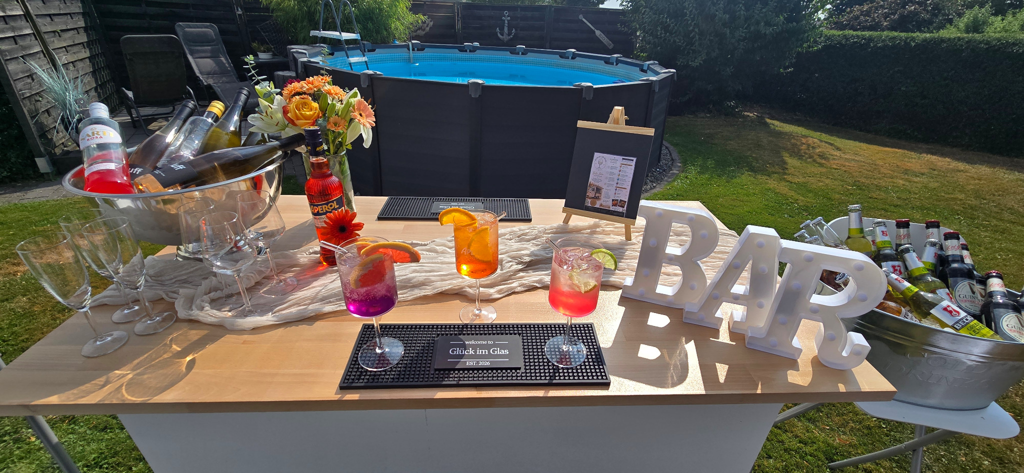 Stilvoll aufgebaute mobile Aperitivo-Bar von Glück im Glas