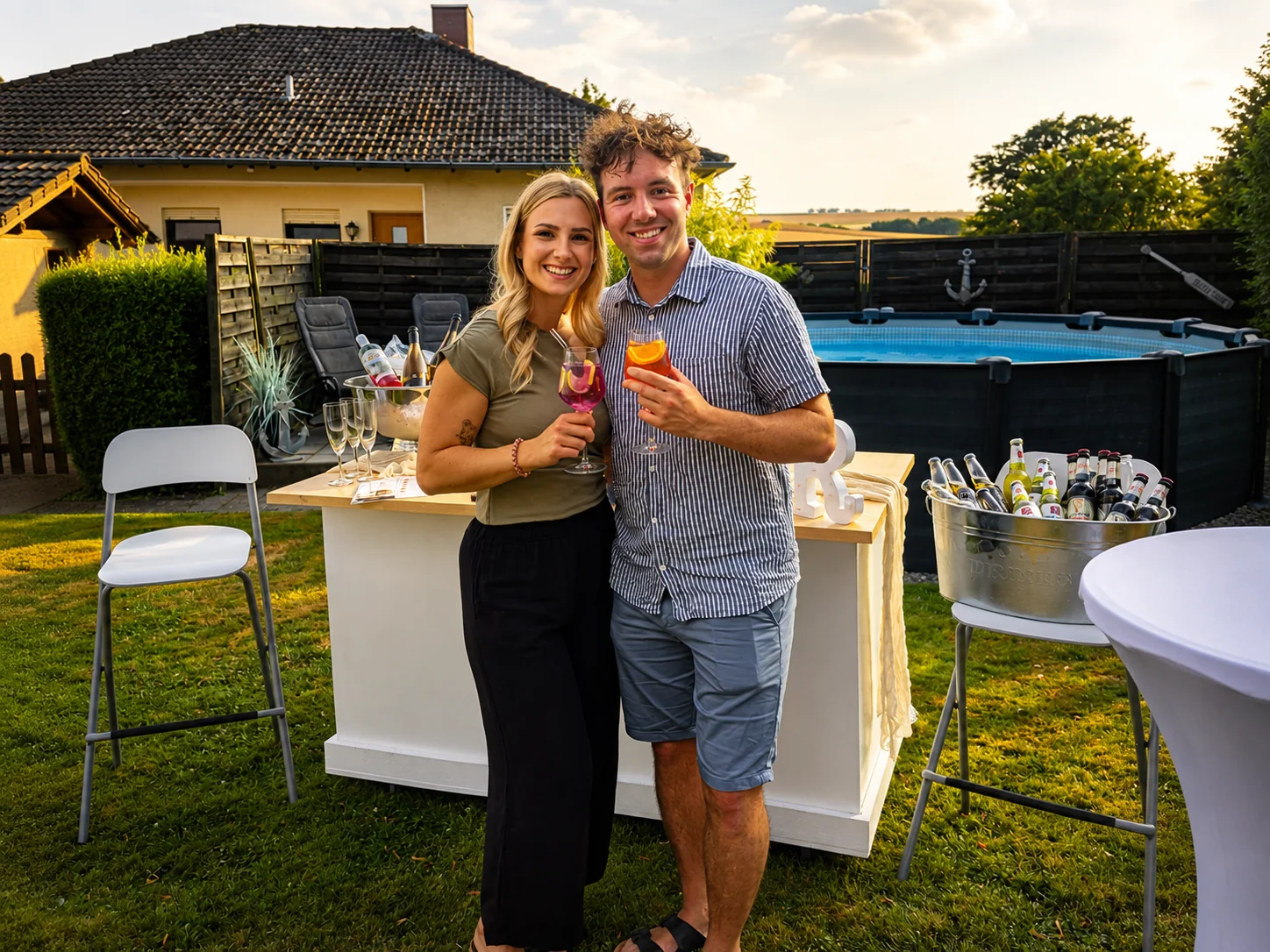 Zwei Gäste genießen farbenfrohe Aperitivi vor der mobilen Bar
